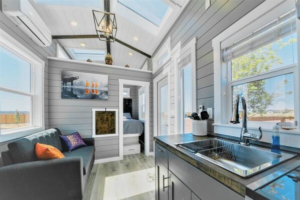 Een koelkast, een magnetron, een koffiezetapparaat/waterkoker