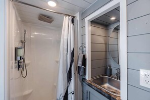 Shower, hair dryer, towels, soap - Zion Tiny Home • Pet Friendly • Stargazing Deck (Apple Valley)