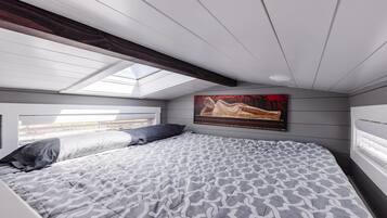 2 bedrooms, travel cot, free WiFi, bed sheets