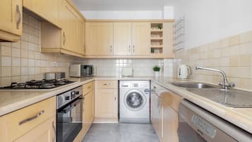 Apartamento | Cocina privada | Frigorífico grande, microondas, horno y placa de cocina