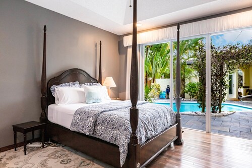 Tropical Oasis W/Heated Pool 2 miles to the  Beach