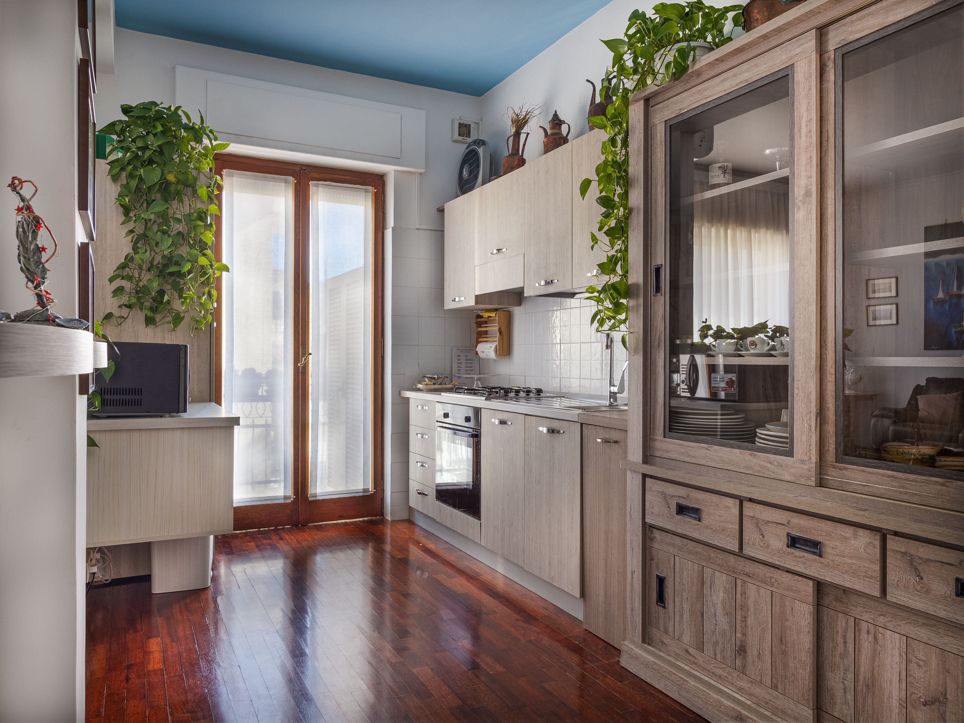 เอ็กเซกคิวทีฟคอนโด | ครัวส่วนตัว | ตู้เย็นขนาดใหญ่, ไมโครเวฟ, เตาอบ, เตาประกอบอาหาร