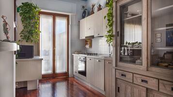 Condo executivo | Cozinha privada | Geladeira grande, micro-ondas, fogão, cooktop