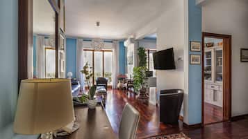 Condo executivo | Área de estar | TV de tela plana 38 polegadas com canais a cabo, TV