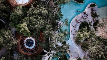 Piscine extérieure, chaises longues