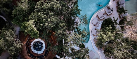 Una piscina al aire libre, sillones reclinables de piscina