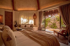 Junior driepersoonskamer (Muaré) | Luxe beddengoed, donsdekens, Tempur Pedic-bedden, een kluis op de kamer