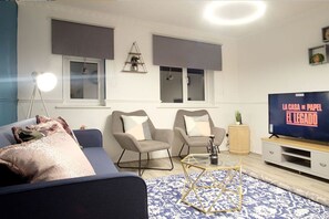 Living area - MODERN & BRIGHT 1 BEDROOM FLAT, LONDON (Dagenham)