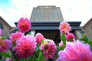 A building with a large entrance and a sign above it. - Golden Horse Hotel (Daxing'anling)