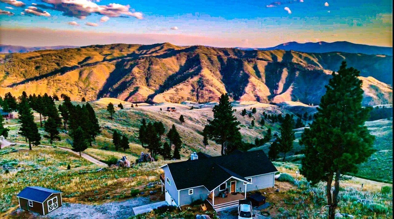 Group Basecamp for Mountain Getaway overlooking Trapper Peak w/ Wifi