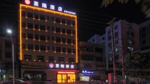 Un hotel con varios pisos y una fachada muy iluminada.