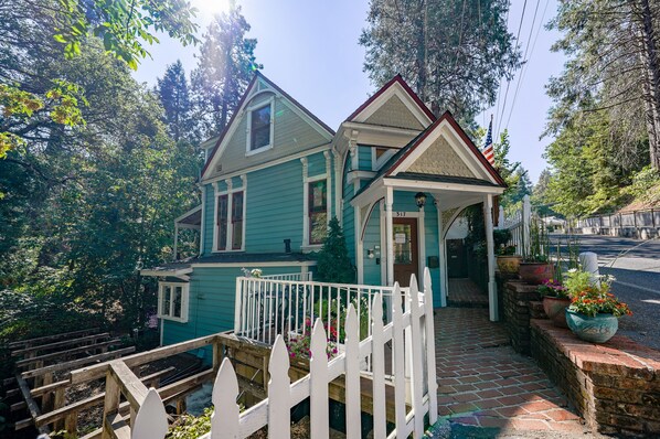 A two-story house with a porch and a small garden area. - Flume's End (Nevada City)