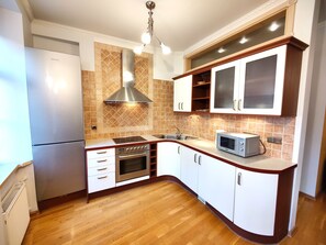 Køleskab, mikrobølgeovn, ovn, kogeplade