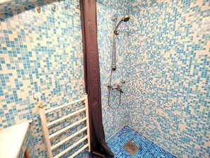 Douche, séchoir à cheveux, serviettes fournies, savon