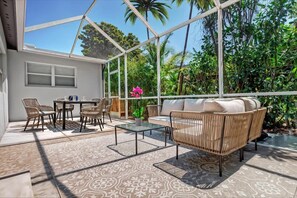 Outdoor dining - WPB Elegant 5BR | Hot Tub | Fire Pit | Near Beach (West Palm Beach)
