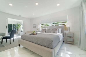 5 habitaciones, escritorio y tabla de planchar con plancha 