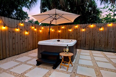 WPB Elegant 5BR with Hot Tub and Fire Pit Near Beach