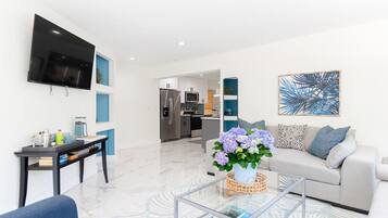 Smart-tv, eldstad, kontor och datorskÀrmar