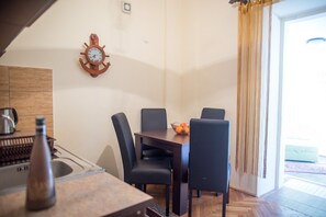 經濟公寓 | 房內用餐區