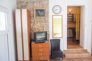 經濟公寓 | 起居區 | 40-公分電視，提供有線頻道