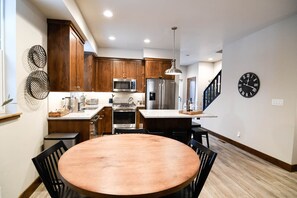 Fridge, microwave, oven, stovetop - THE MCCALL HIDEAWAY - Cozy Downtown Retreat (McCall)