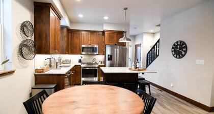 THE MCCALL HIDEAWAY - Cozy Downtown Retreat