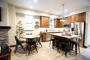 Dining - THE MCCALL HIDEAWAY - Cozy Downtown Retreat (McCall)