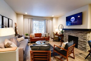 Smart-TV, Kamin, Tischtennisplatte