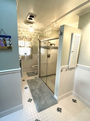 Shower, hair dryer, towels, soap - Large River Front House with Swimming Pool and Outdoor Kitchen in Cape Coral (Cape Coral)