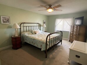 3 bedrooms, desk, iron/ironing board, WiFi - Large River Front House with Swimming Pool and Outdoor Kitchen in Cape Coral (Cape Coral)