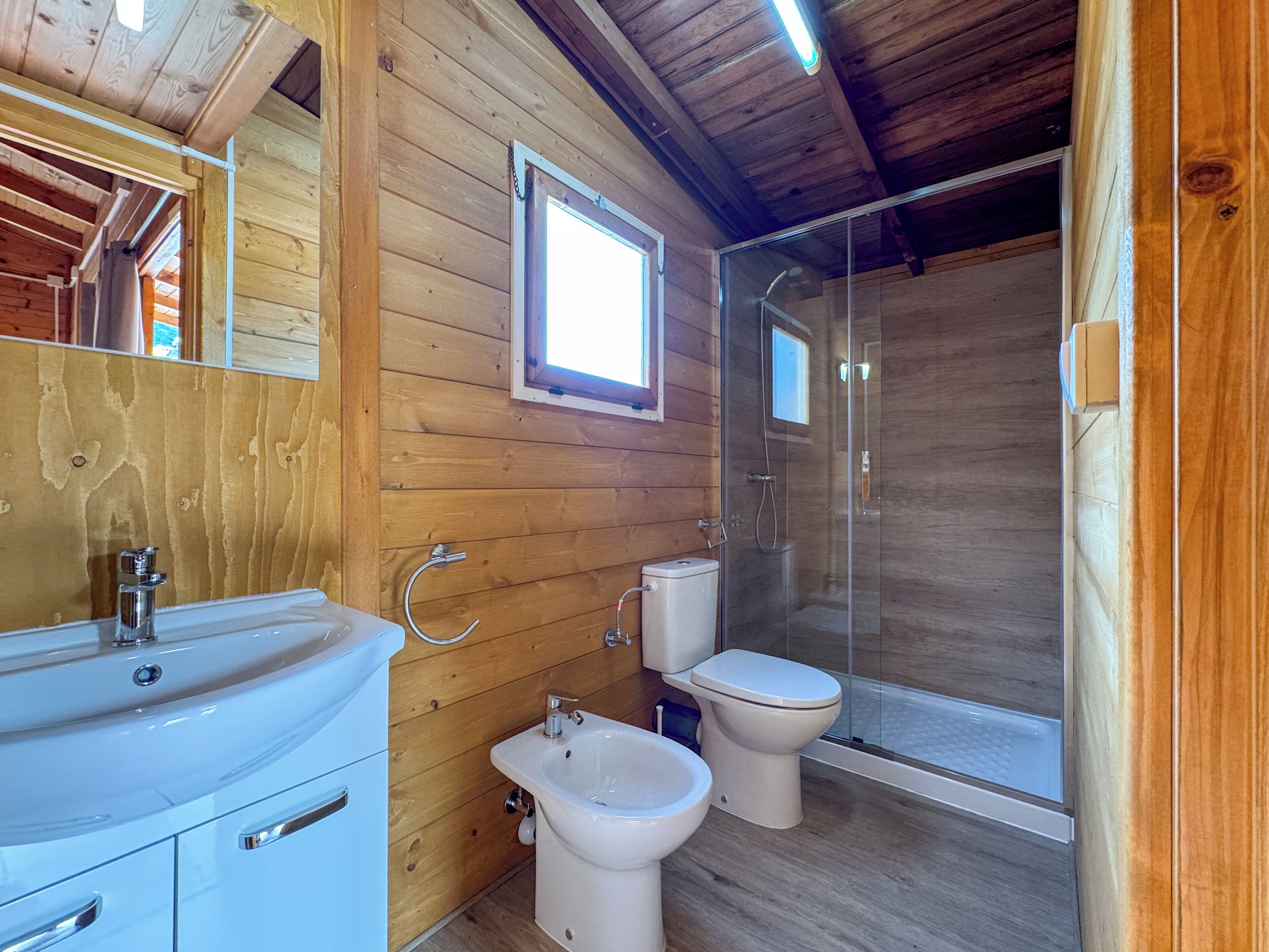 Bungalow Deluxe | Baño | Bidé, toallas, jabón y champú