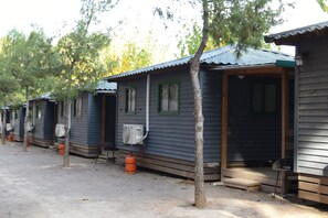 Classic Bungalow | Travel cot, free WiFi, bed sheets