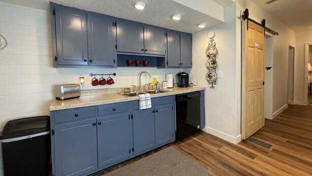 Coffee/tea maker, fridge, microwave, oven - All-inclusive Single Level 3 Bedroom Apartment w/ Full Bath, & Equipped Kitchen (Terre Haute)