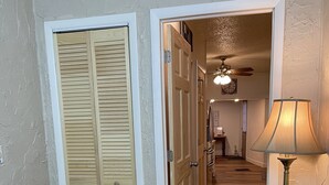 2 bedrooms, desk, iron/ironing board, free WiFi - All-inclusive Single Level 3 Bedroom Apartment w/ Full Bath, & Equipped Kitchen (Terre Haute)