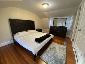 3 bedrooms, desk, iron/ironing board, free WiFi