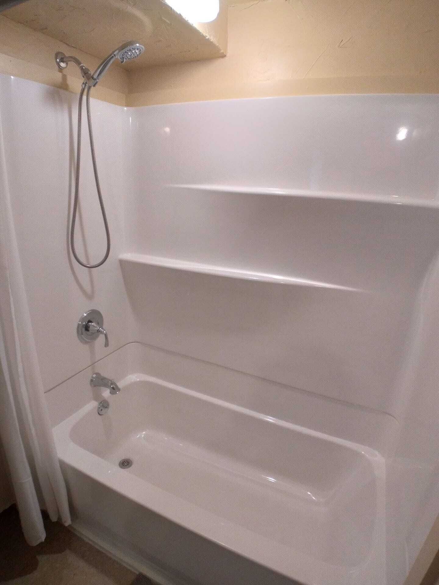 Ensemble douche/baignoire, sèche-cheveux, serviettes fournies, savon