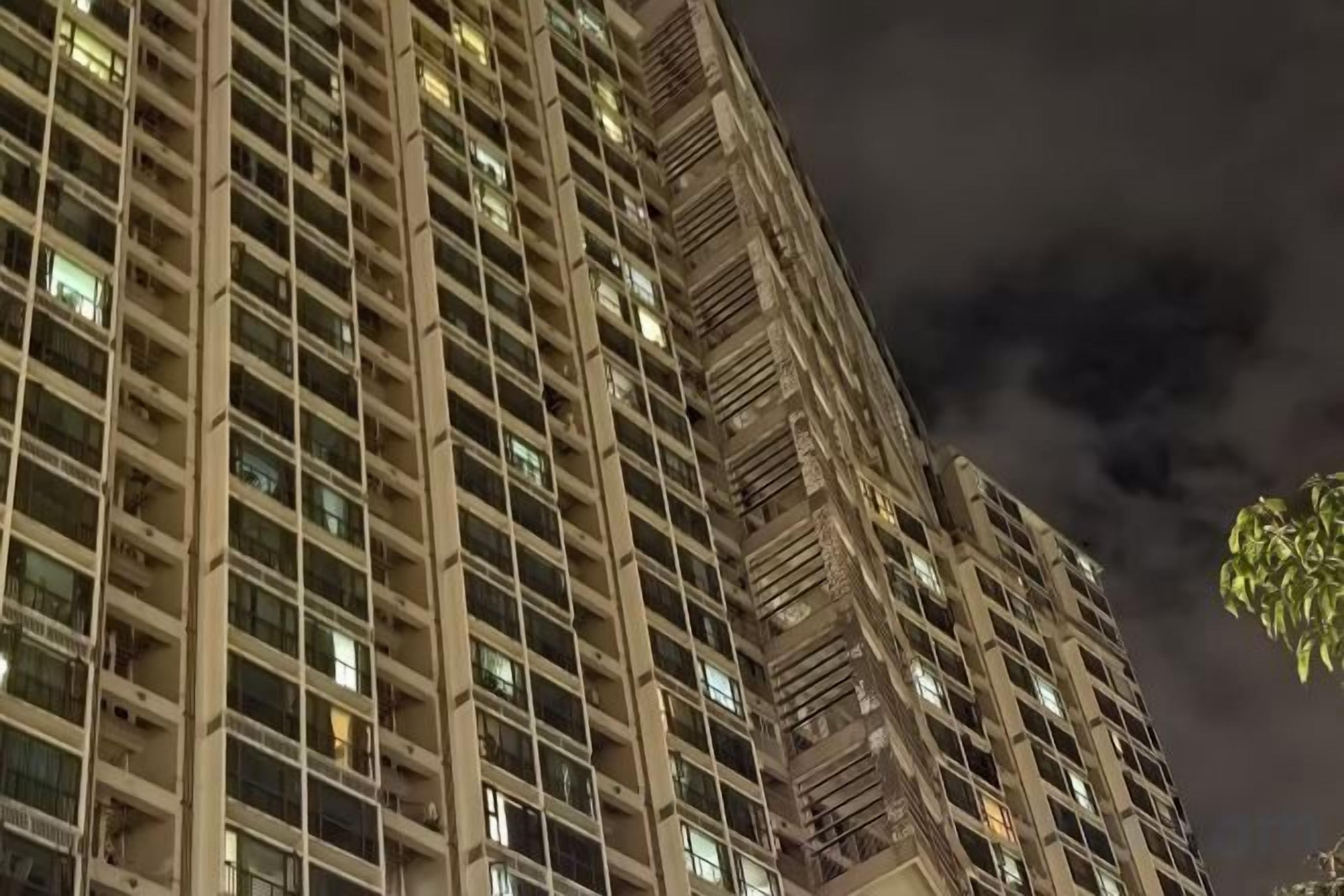 Un edificio alto con varios pisos y ventanas.