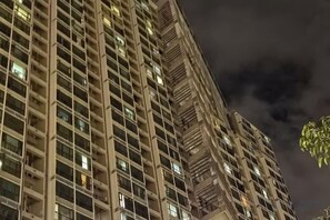 A high-rise building with multiple floors and windows. - Shenzhen Four Seasons Family Apartment (Shenzhen)