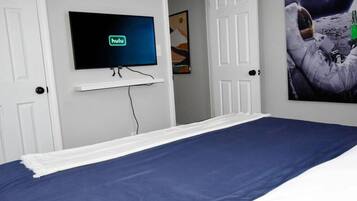 2 bedrooms, desk, iron/ironing board, WiFi