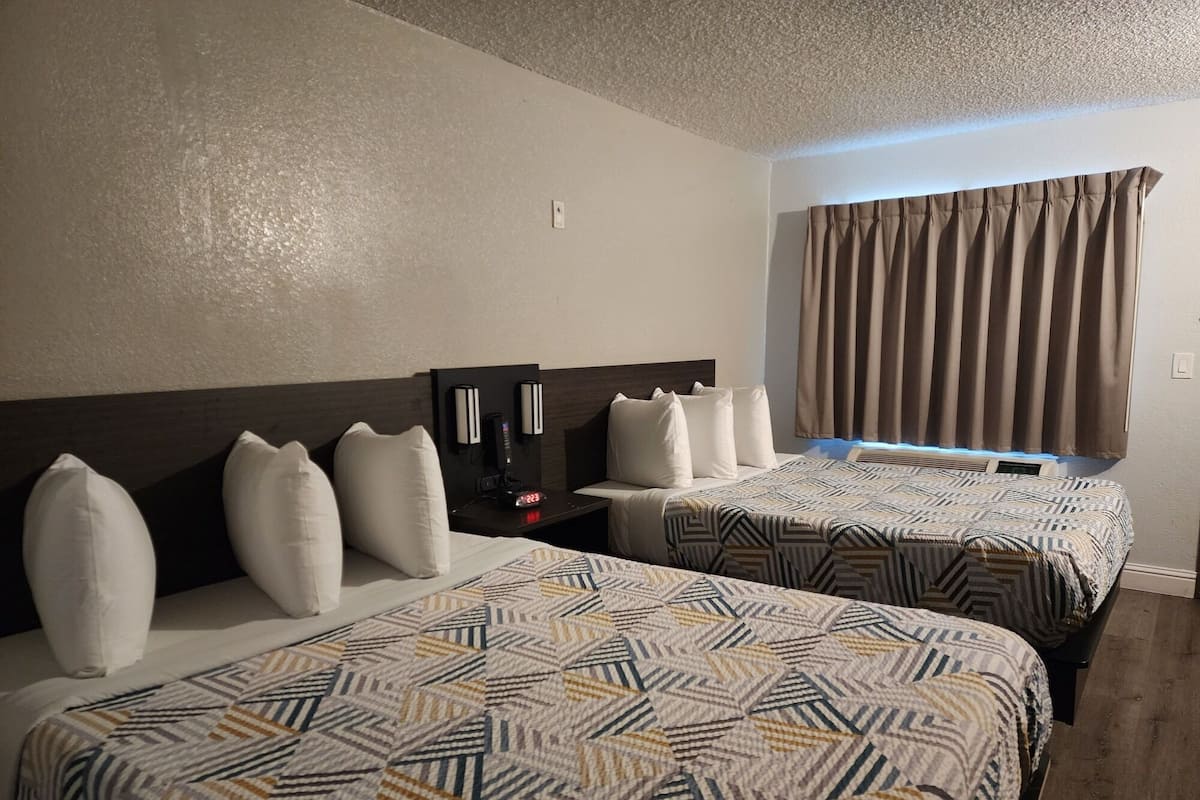 Memory foam-senger, skrivebord, blendingsgardiner og wi-fi (inkludert)
