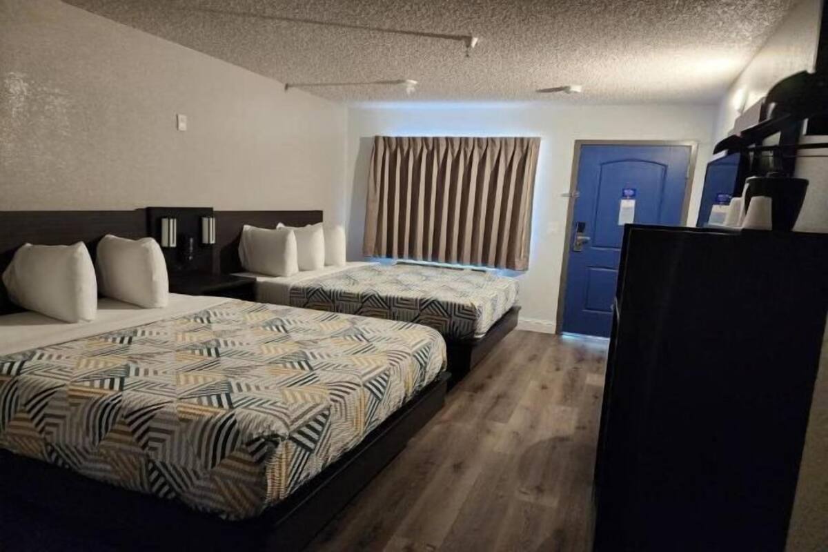 Memory foam-senger, skrivebord, blendingsgardiner og wi-fi (inkludert)