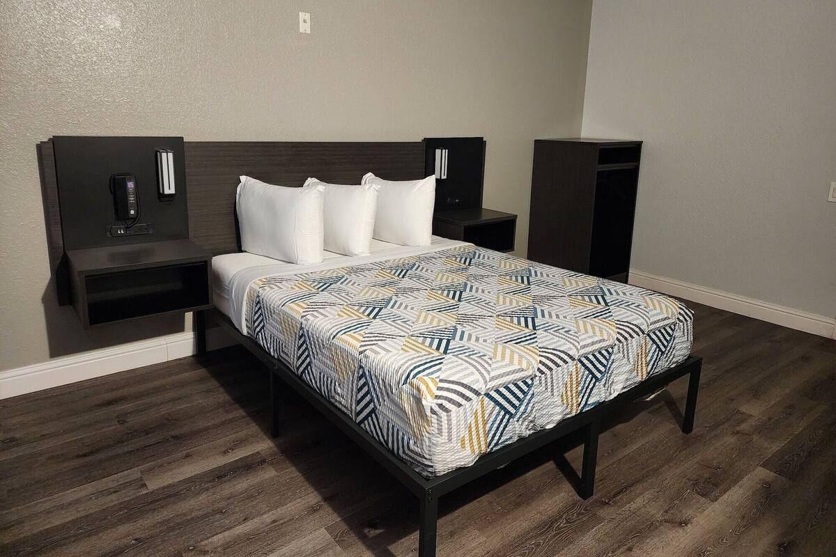 Memory foam-senger, skrivebord, blendingsgardiner og wi-fi (inkludert)
