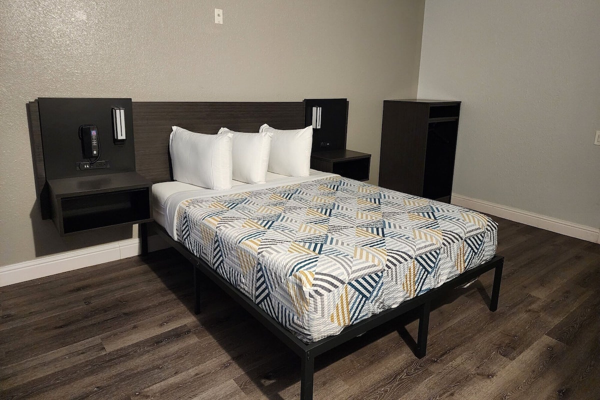 Memory foam-madrasser, unika möbler, skrivbord och mörkläggningsgardiner