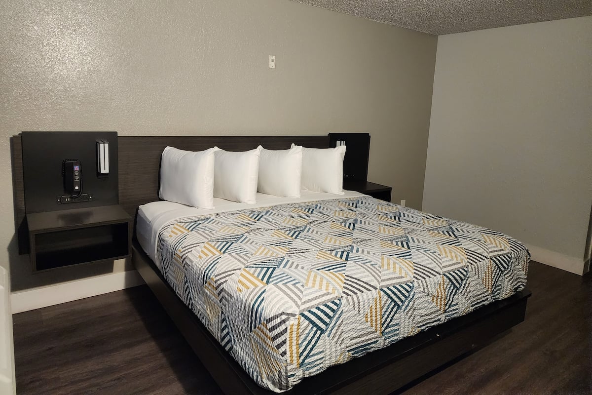 Memory foam-senger, skrivebord, blendingsgardiner og wi-fi (inkludert)