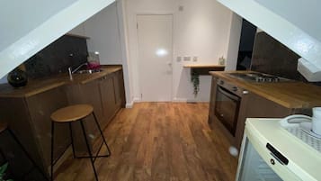 อพาร์ทเมนท์, เตียงควีนไซส์ 1 เตียง | ครัวส่วนตัว | ตู้เย็น, ไมโครเวฟ, เตาอบ, เตาประกอบอาหาร