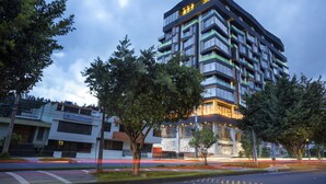 A multi-story hotel with a modern design, featuring balconies and large windows. - Hotel V1501 (San Juan de Pasto)