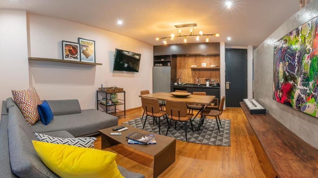 deluxe suite, 1 king bed | living area | flat-screen tv