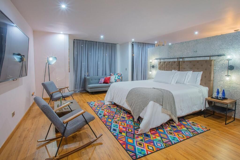 deluxe suite, 1 king bed | minibar, in-room safe, desk, laptop workspace