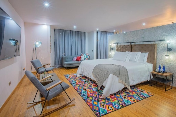 Minibar, caja de seguridad en la habitación y escritorio