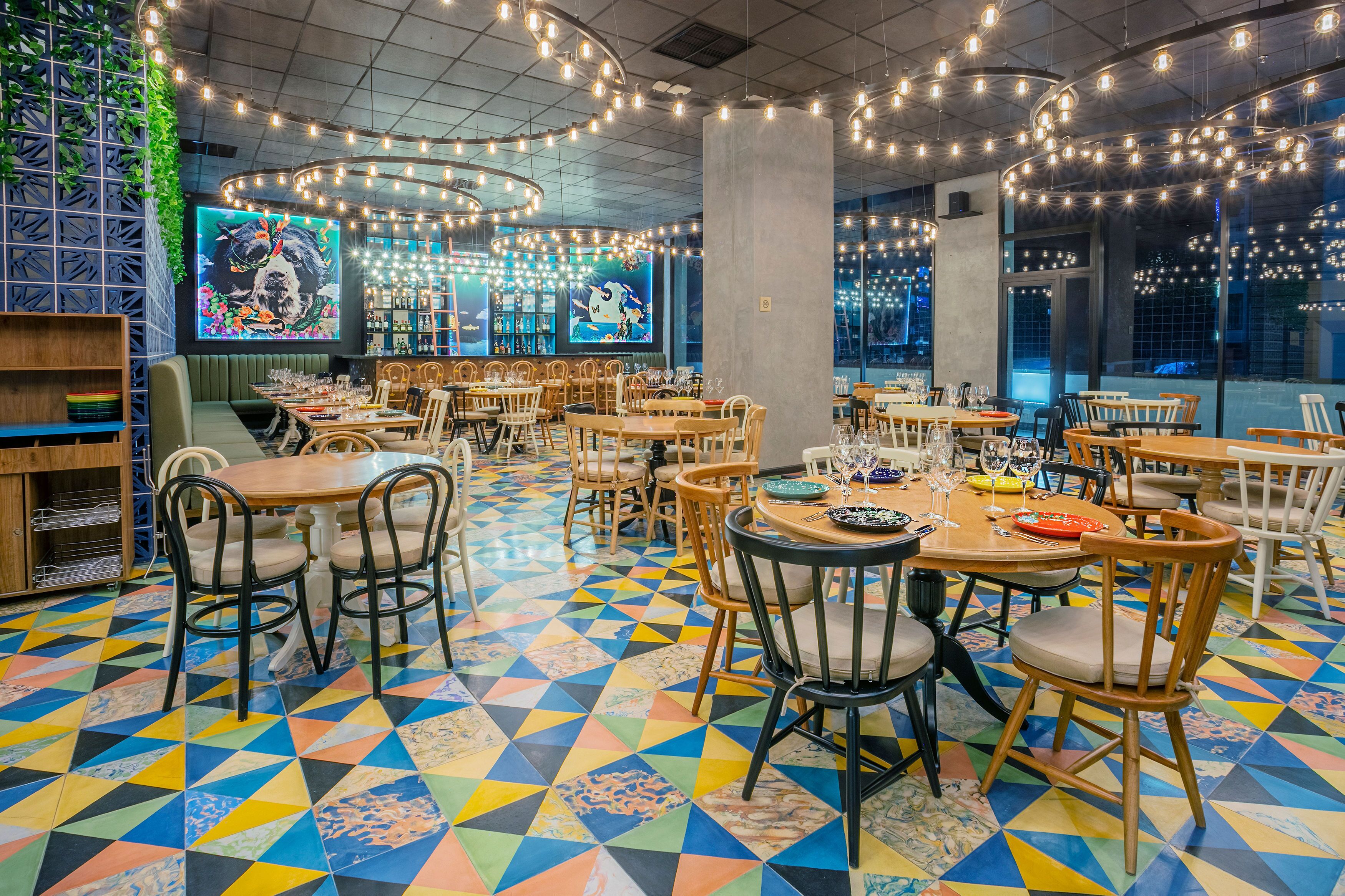 breakfast, lunch and dinner served